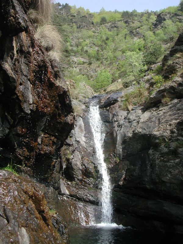 The small waterfall of Tina Lake